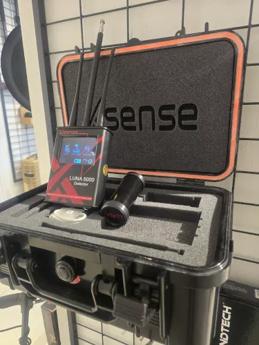 تصویری از دستگاه ردیاب حرفه ای luna 5000 محصولی از شرکت xsense ترکیه که به همراه متعلقات و جعبه محکم و حرفه ای در نمایندگی فروش در ترکیه به نمایش گذاشته شده است.