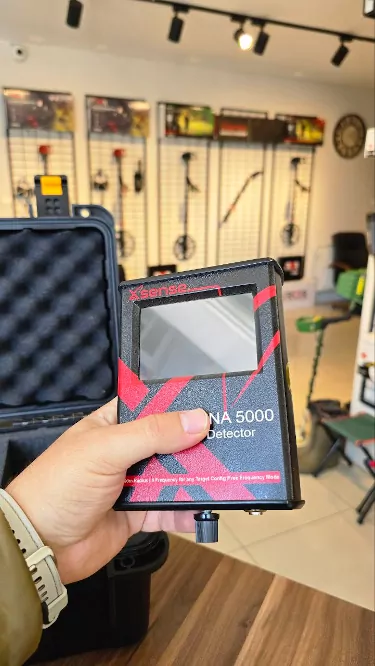 تصویری از دستگاه ردیاب حرفه ای luna 5000 محصولی از شرکت xsense ترکیه که در نمایندگی فروش در ترکیه به نمایش گذاشته شده است.