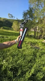 تصویری از یک دستگاه اسکنر فلزیاب مدل X2 از شرکت XSENSE ترکیه در طبیعت سبز